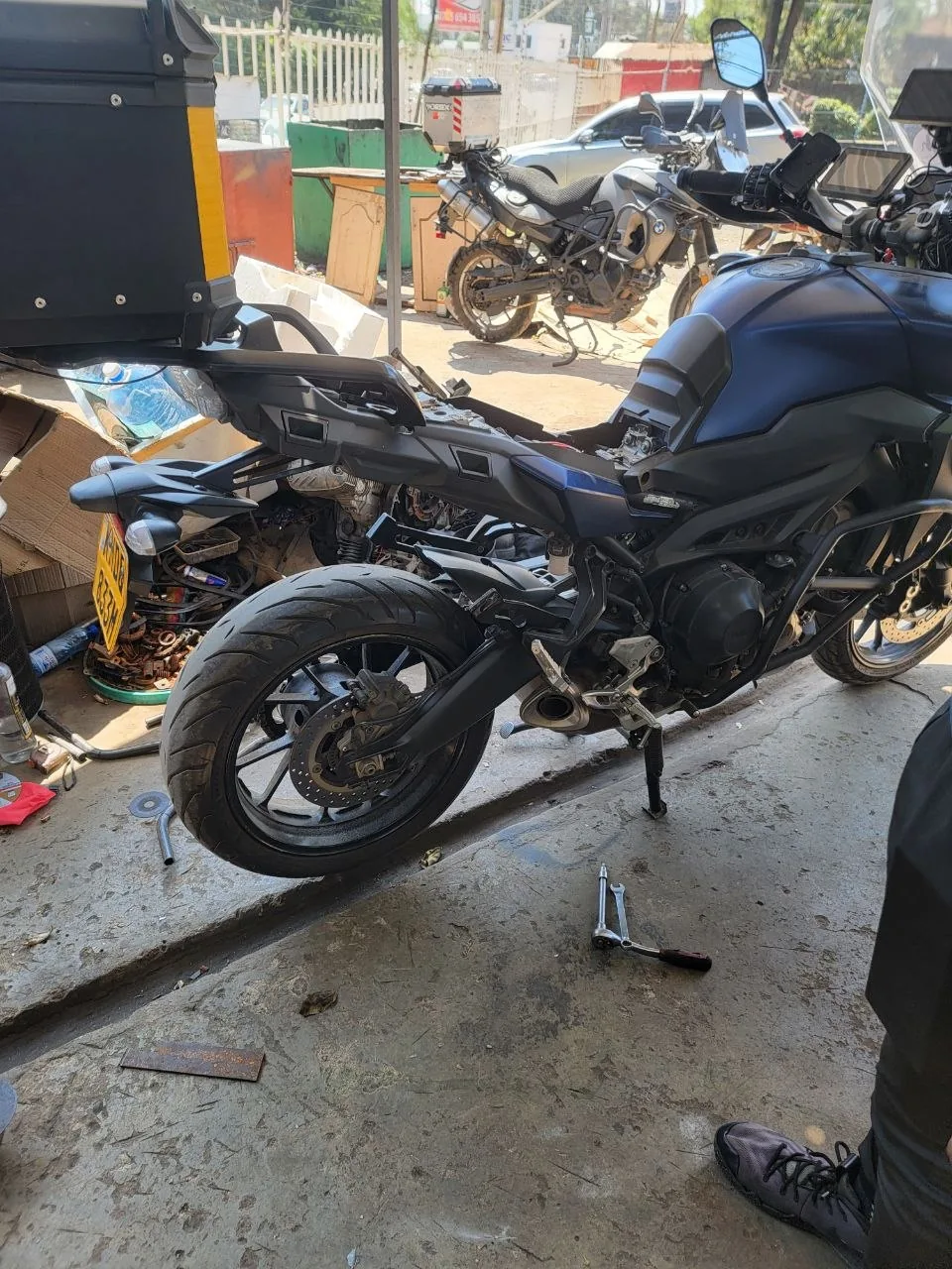 Yamaha Tracer 900GT — pannier rack installation — photo 4